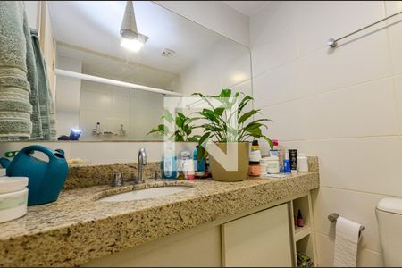 Apartamento à venda com 94m², 2 quartos e 2 vagas Apartamento à venda com 94m², 2 quartos e 2 vagasBanheiro da Suite