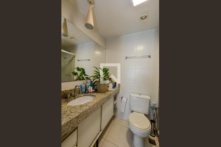 Apartamento à venda com 94m², 2 quartos e 2 vagas Apartamento à venda com 94m², 2 quartos e 2 vagasBanheiro da Suite