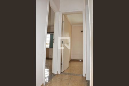 Casa para alugar com 90m², 2 quartos e 2 vagasCorredor - Quartos