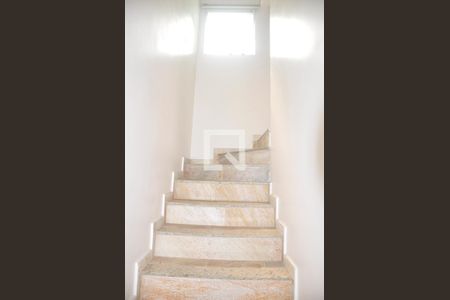 Casa para alugar com 90m², 2 quartos e 2 vagasEscada Quartos