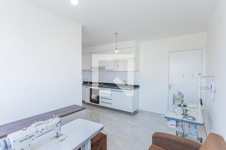 Sala, cozinha e área de serviço de apartamento para alugar com 2 quartos, 35m² em Jaraguá, São Paulo