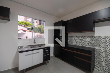 Sala e cozinha de casa para alugar com 1 quarto, 45m² em Vila Romana, São Paulo