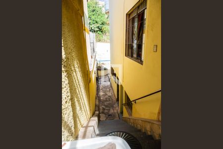 Casa à venda com 500m², 8 quartos e 4 vagas Casa à venda com 500m², 8 quartos e 4 vagasEscada para Área de Lazer