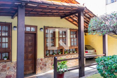 Casa à venda com 500m², 8 quartos e 4 vagas Casa à venda com 500m², 8 quartos e 4 vagasFachada