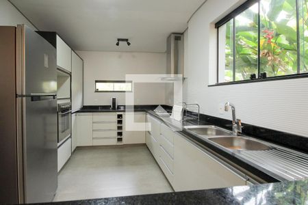 Casa de condomínio para alugar com 1380m², 4 quartos e 4 vagasCozinha