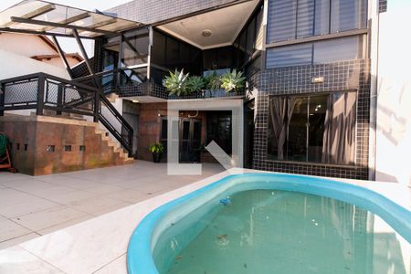 Casa à venda com 177m², 1 quarto e 8 vagasPiscina