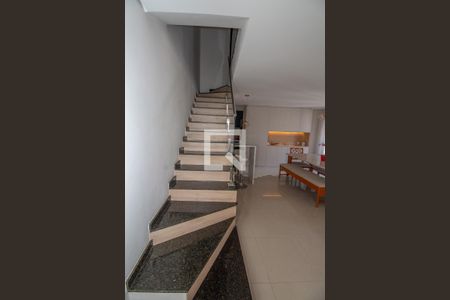 Escada acesso quartos de apartamento à venda com 3 quartos, 110m² em Sítio da Figueira, São Paulo