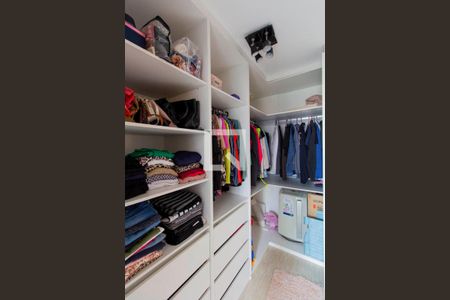 Casa à venda com 200m², 3 quartos e 3 vagasCloset Suíte 3