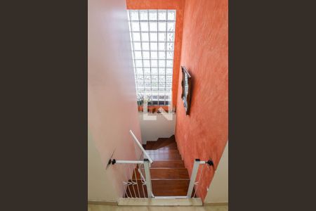 Escada de casa para alugar com 4 quartos, 180m² em Alto de Pinheiros, São Paulo