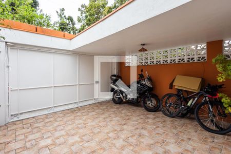 Garagem de casa para alugar com 4 quartos, 180m² em Alto de Pinheiros, São Paulo