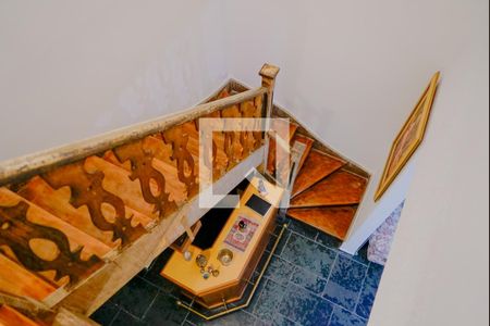 Casa à venda com 160m², 2 quartos e 1 vaga Casa à venda com 160m², 2 quartos e 1 vagaEscada para os Quartos