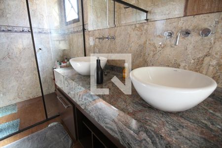 Casa à venda com 400m², 4 quartos e 3 vagasBanheiro da Suíte 4