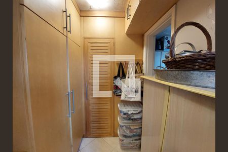 Apartamento à venda com 131m², 3 quartos e 2 vagas Apartamento à venda com 131m², 3 quartos e 2 vagasQuarto de Serviço