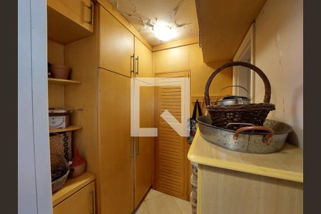 Apartamento à venda com 131m², 3 quartos e 2 vagas Apartamento à venda com 131m², 3 quartos e 2 vagasQuarto de Serviço