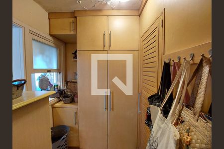 Apartamento à venda com 131m², 3 quartos e 2 vagas Apartamento à venda com 131m², 3 quartos e 2 vagasQuarto de Serviço