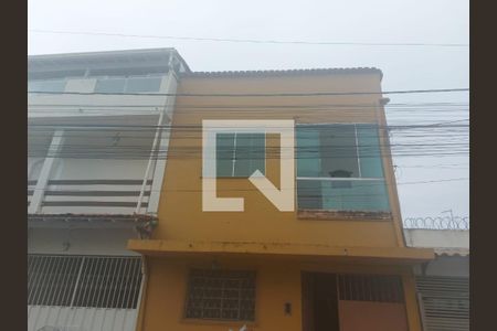 Casa à venda com 180m², 4 quartos e 2 vagas Casa à venda com 180m², 4 quartos e 2 vagasFachada