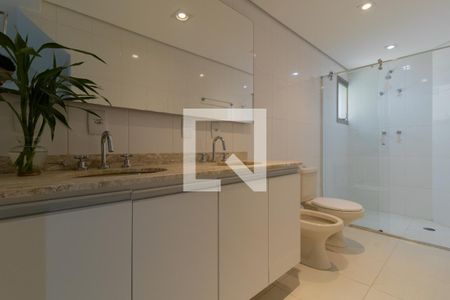 Apartamento à venda com 342m², 3 quartos e 6 vagas Apartamento à venda com 342m², 3 quartos e 6 vagasBanheiro da Suíte 1