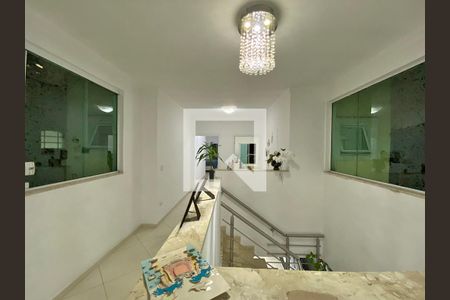 Casa à venda com 350m², 4 quartos e 4 vagasCorredor entre suítes