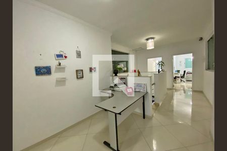 Casa à venda com 350m², 4 quartos e 4 vagasCorredor entre suítes