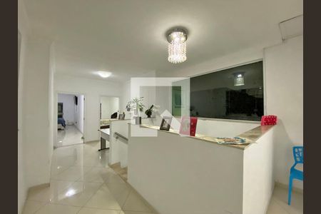 Casa à venda com 350m², 4 quartos e 4 vagasCorredor entre suítes