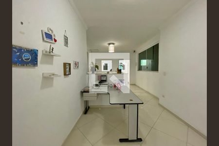 Casa à venda com 350m², 4 quartos e 4 vagasCorredor entre suítes