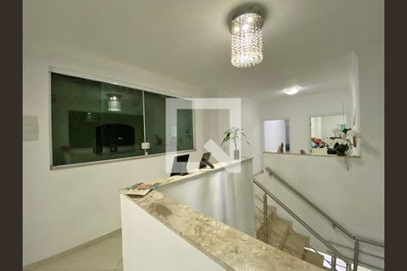 Casa à venda com 350m², 4 quartos e 4 vagasCorredor entre suítes