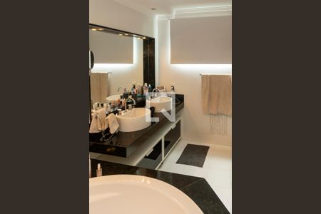 Casa à venda com 450m², 4 quartos e 4 vagasBanheiro da Suíte 1