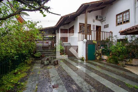 Casa de condomínio à venda com 410m², 7 quartos e 3 vagasQuintal