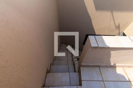 Casa à venda com 150m², 4 quartos e 2 vagas Casa à venda com 150m², 4 quartos e 2 vagasEscada