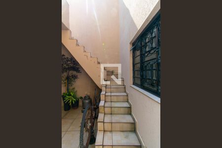 Casa à venda com 150m², 4 quartos e 2 vagas Casa à venda com 150m², 4 quartos e 2 vagasEscada