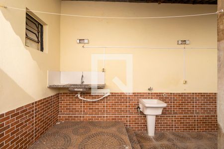 Quintal e área de serviço de casa para alugar com 2 quartos, 60m² em Vila Lídia, Campinas