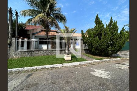 Casa de condomínio à venda com 250m², 3 quartos e 3 vagas Casa de condomínio à venda com 250m², 3 quartos e 3 vagasFachada