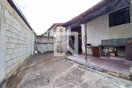 Casa à venda com 250m², 2 quartos e 2 vagas Casa à venda com 250m², 2 quartos e 2 vagasQuintal