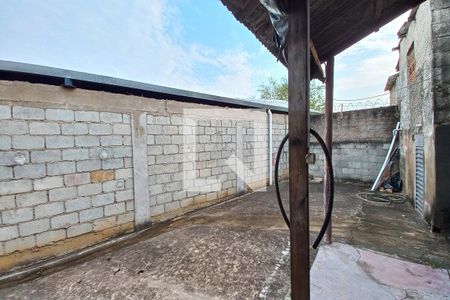 Casa à venda com 250m², 2 quartos e 2 vagas Casa à venda com 250m², 2 quartos e 2 vagasQuintal