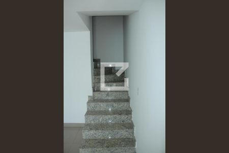 Casa para alugar com 80m², 2 quartos e 1 vagaEscada