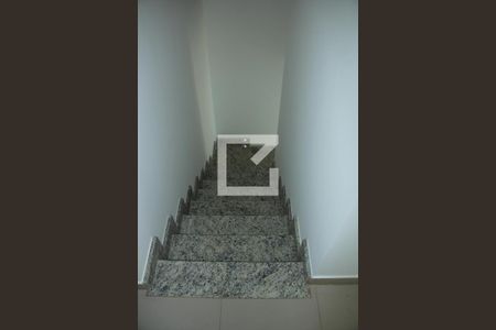 Casa para alugar com 80m², 2 quartos e 1 vagaescada para os dormitorios