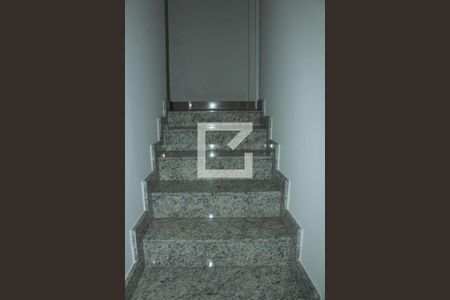 Casa para alugar com 80m², 2 quartos e 1 vagaEscada