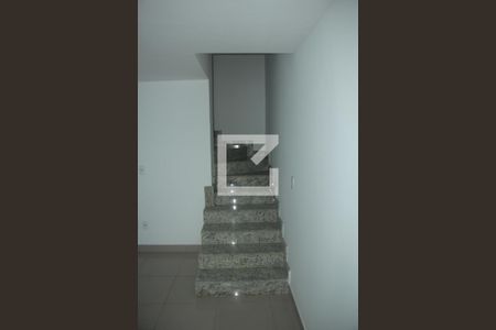 Detalhe Escada de casa para alugar com 2 quartos, 80m² em Jardim Jasmim, Nova Iguaçu