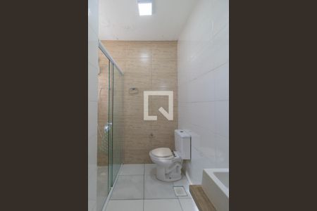 Banheiro de apartamento à venda com 1 quarto, 47m² em Medianeira, Porto Alegre