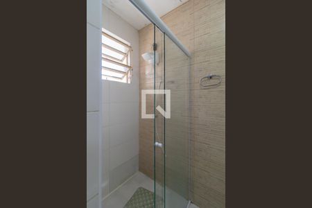 Banheiro de apartamento à venda com 1 quarto, 47m² em Medianeira, Porto Alegre