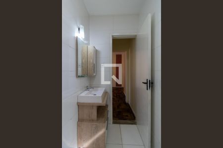 Banheiro de apartamento à venda com 1 quarto, 47m² em Medianeira, Porto Alegre