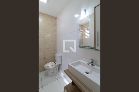 Banheiro de apartamento à venda com 1 quarto, 47m² em Medianeira, Porto Alegre