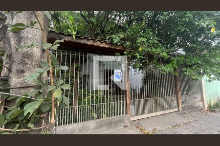 Casa à venda com 122m², 3 quartos e 3 vagas Casa à venda com 122m², 3 quartos e 3 vagasFachada