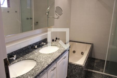 Apartamento à venda com 203m², 4 quartos e 3 vagasBanheiro da Suíte 3