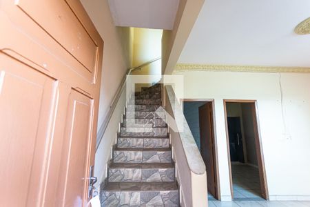 Escada de Acesso aos Quartos de casa de condomínio para alugar com 2 quartos, 83m² em Lagoinha, Belo Horizonte
