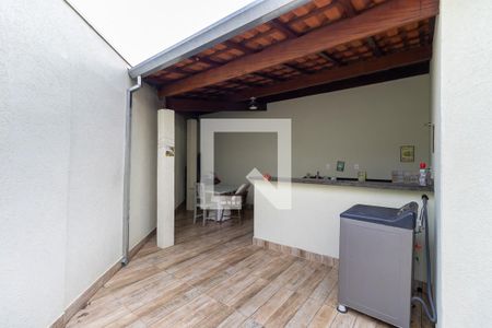 Casa à venda com 130m², 5 quartos e 3 vagas Casa à venda com 130m², 5 quartos e 3 vagasÁrea Externa