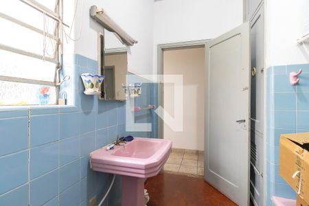 Casa à venda com 130m², 5 quartos e 3 vagas Casa à venda com 130m², 5 quartos e 3 vagasBanheiro 1