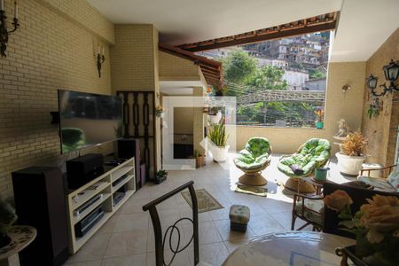 Casa à venda com 600m², 4 quartos e 1 vaga Casa à venda com 600m², 4 quartos e 1 vagaVaranda