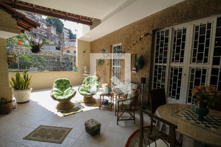 Casa à venda com 600m², 4 quartos e 1 vaga Casa à venda com 600m², 4 quartos e 1 vagaVaranda