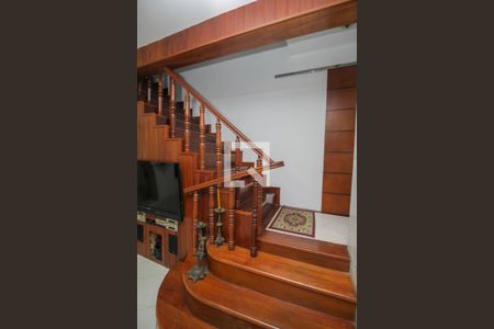 Casa à venda com 600m², 4 quartos e 1 vaga Casa à venda com 600m², 4 quartos e 1 vagaEscada